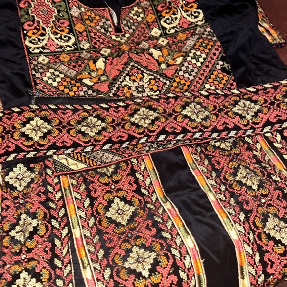 Beautiful heavy beaded velvet thobe - Picture 9 of 10